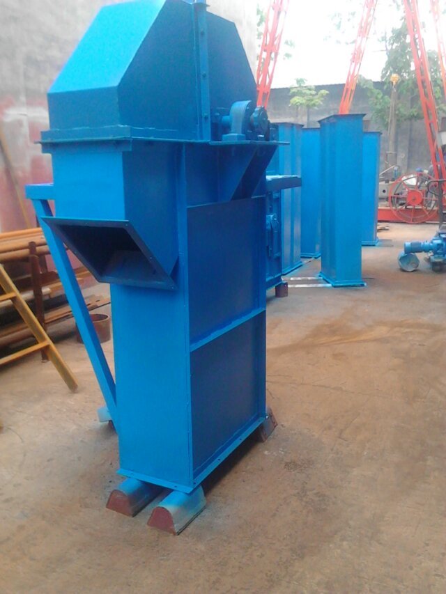 垂直斗式提升機故障的主要原因是物料有一定的打結現(xiàn)象(垂直斗式提升機 化工不銹鋼上料機)